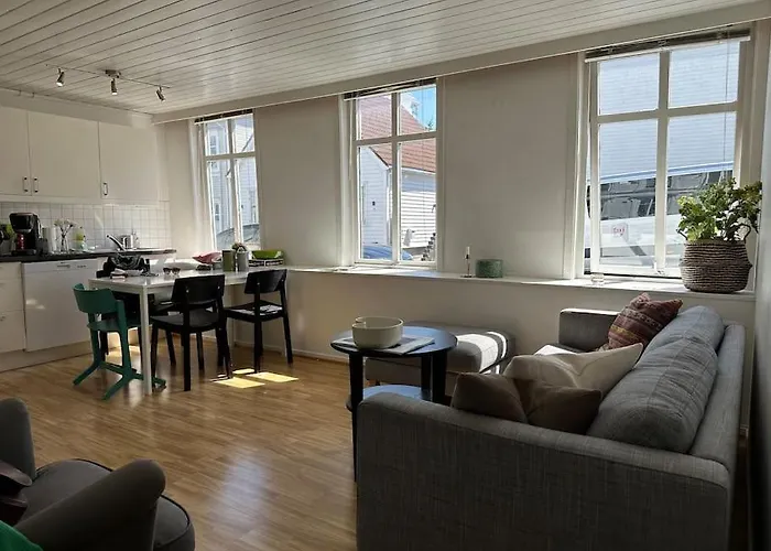 Supersentralt, Lyst Og Romslig Lägenhet *